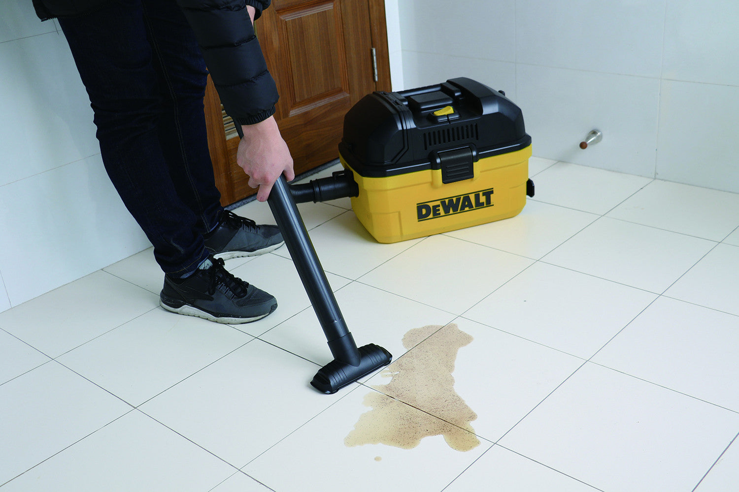 DEWALT 15 LITRE PORTABLE WATER AND DUST VACUUM CLEANER 